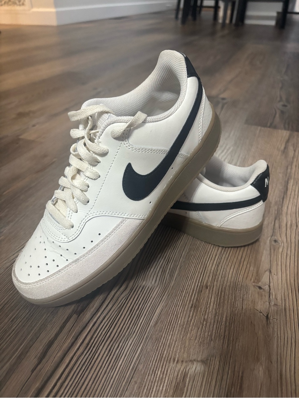 Nike unisex Sneakers with Swoosh and Gum Sole mens size 8 and women’s size 9.5